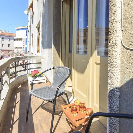 아파트 Spacious & Smart Center 풀라