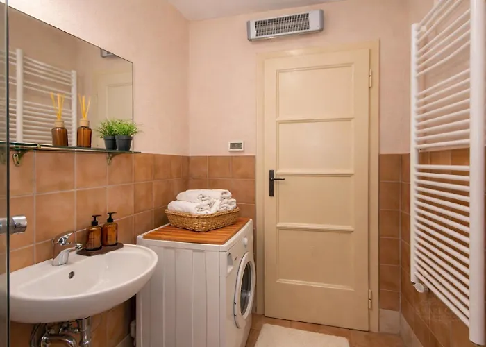 Spacious & Smart Center Apartment